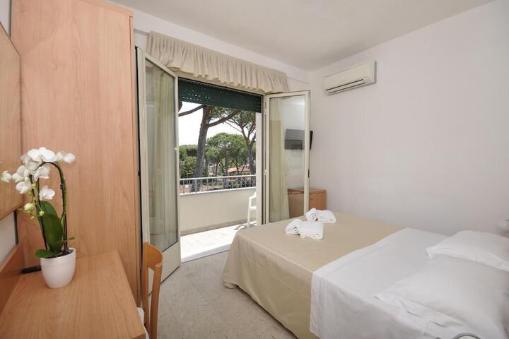 Room 6 of 18