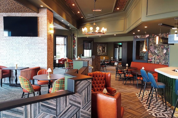 Lounge 21 of 27