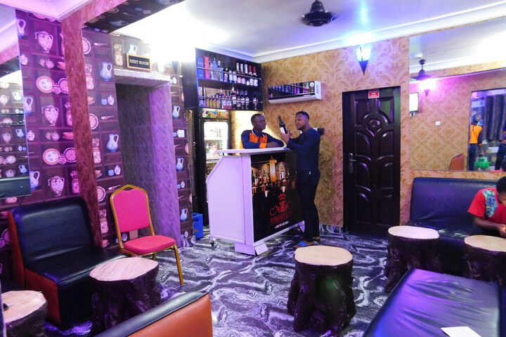Lounge 12 of 20