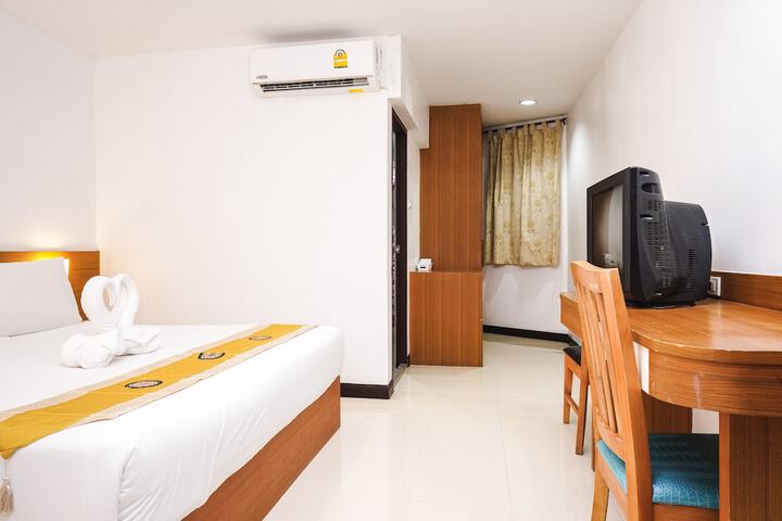 Room 8 of 33