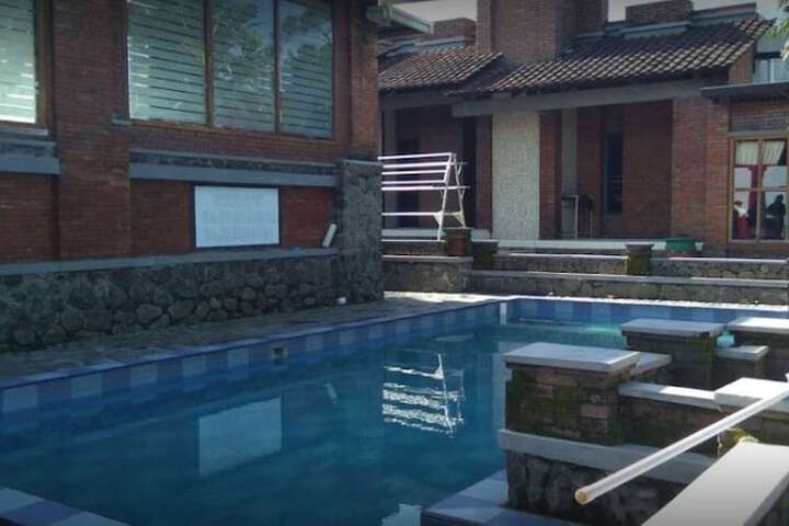 Pool 6 of 8
