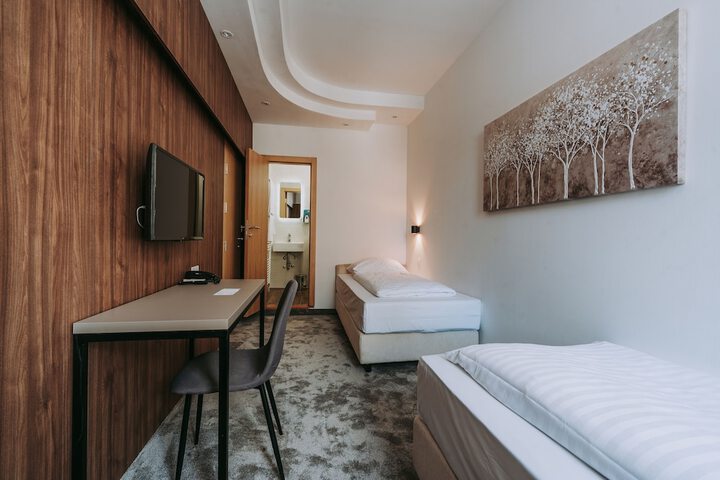 Room 33 of 127