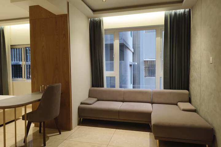 Room 32 of 46