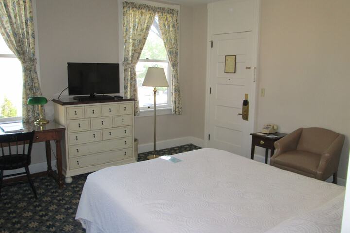 1 Queen Bed (1 of 4)