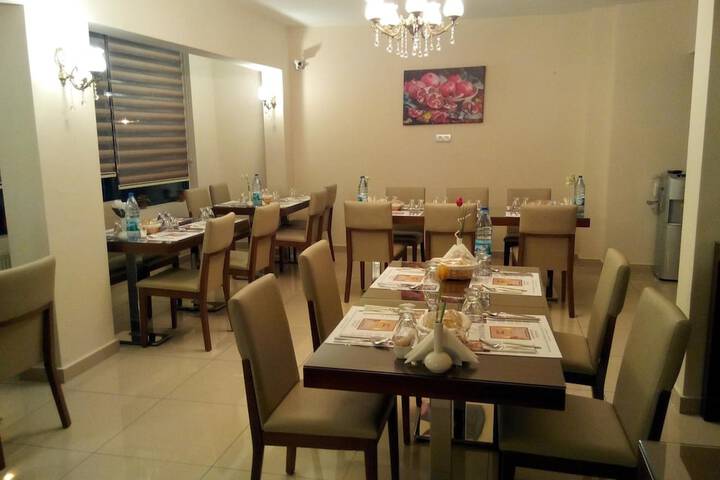 Dining 37 of 52