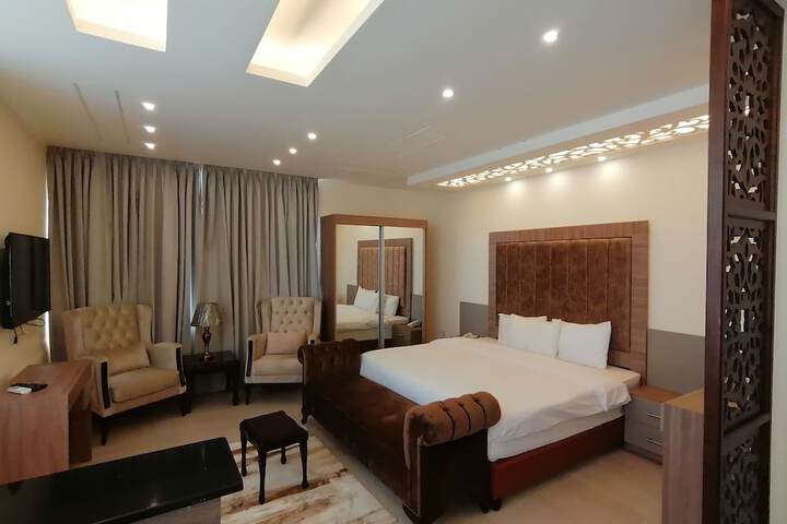 Room 7 of 77