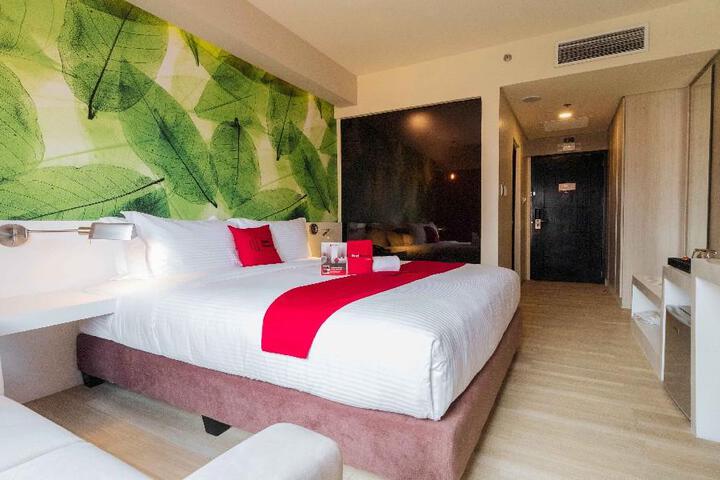 RedDoorz Premium at Makati Avenue