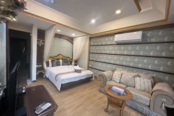 Room 32 of 84