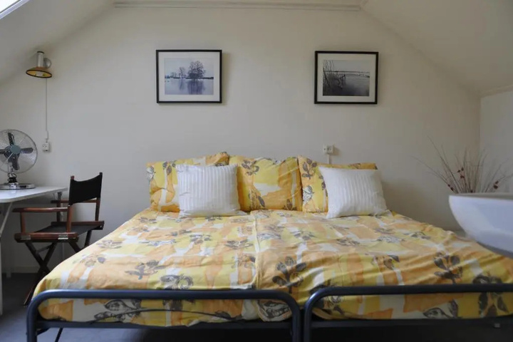 Room 4 of 8