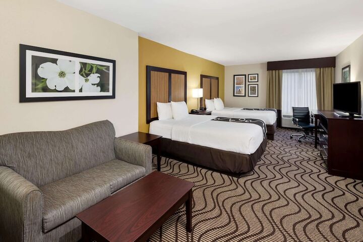 2 Queen Beds (1 of 9)