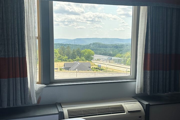Room 4 of 33
