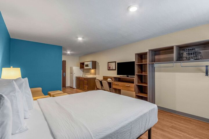1 Queen Bed (6 of 17)