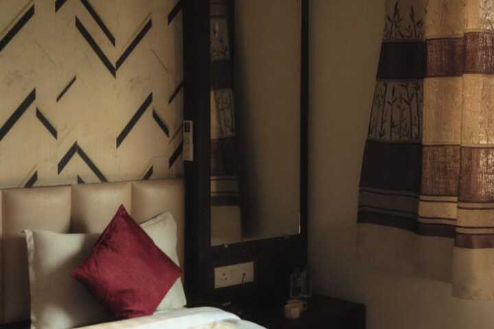 Room 6 of 11