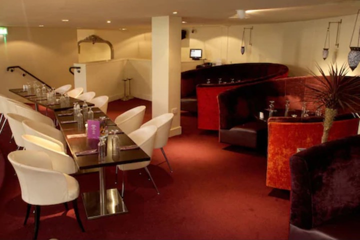 Lounge 33 of 42