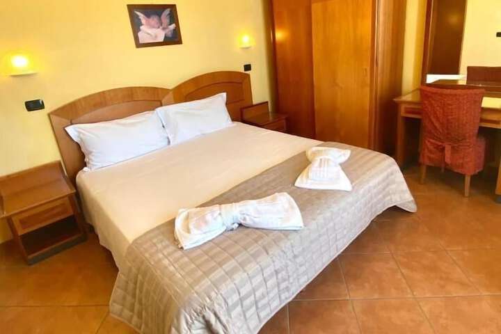 Room 6 of 27