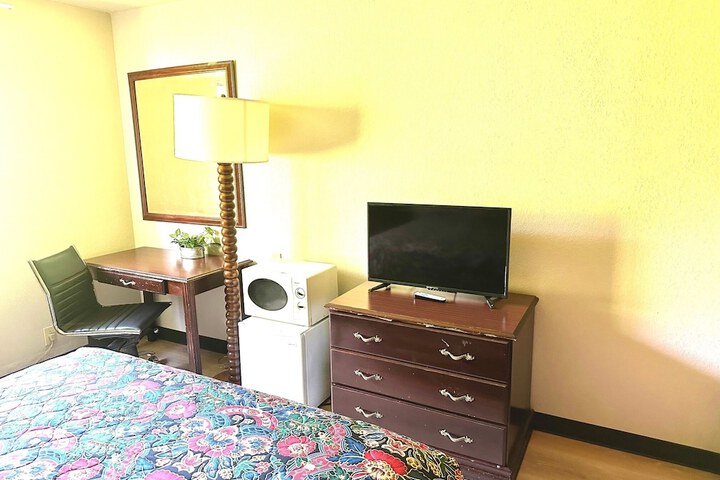 1 Queen Bed (5 of 11)