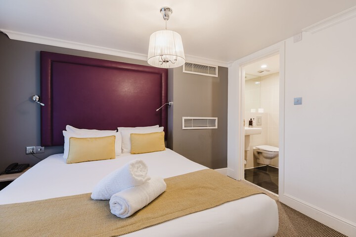 Room 40 of 165