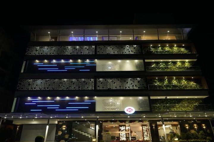 RS EXCLUSIVE & FINE DINE
