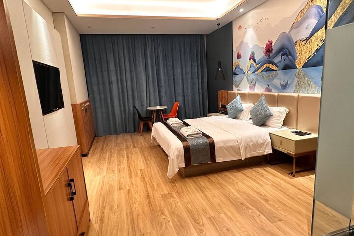 Room 5 of 10