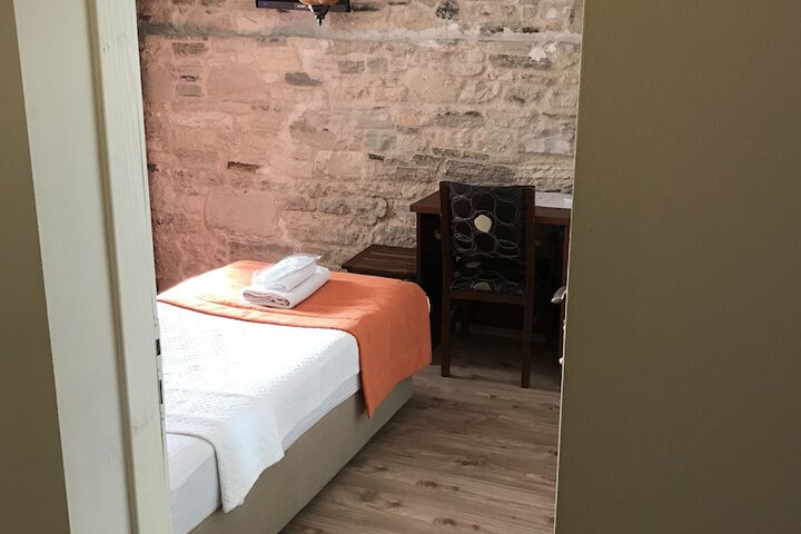 Room 19 of 90
