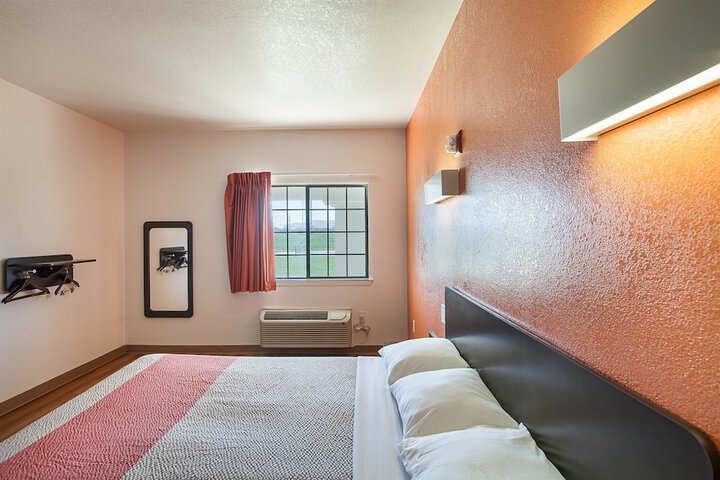 Deluxe King Bed (6 of 12)