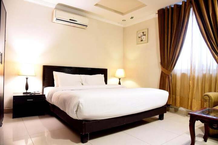 Room 14 of 28