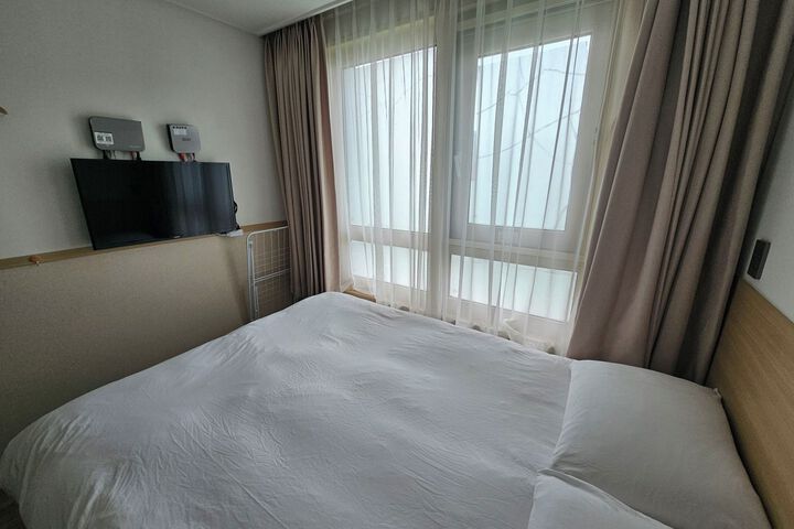 Room 5 of 10