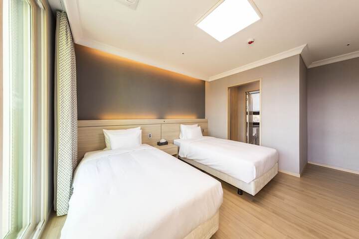 Room 6 of 80