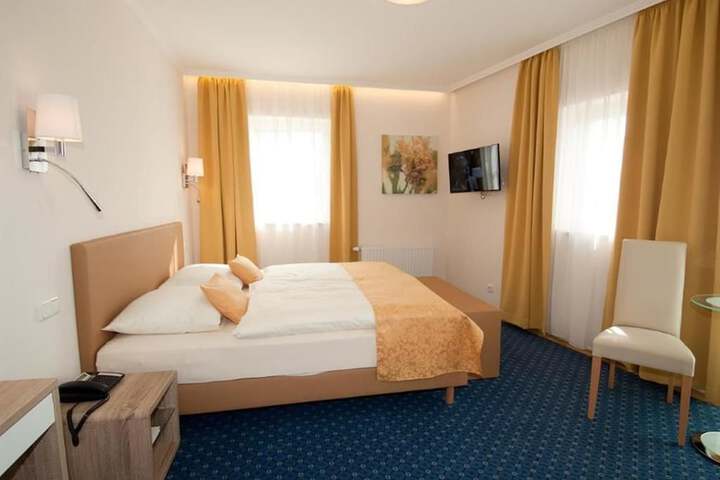 Room 8 of 37
