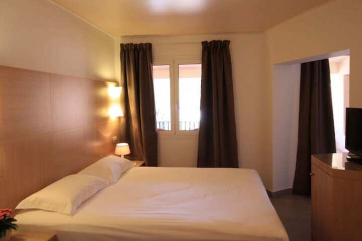 Room 2 of 31