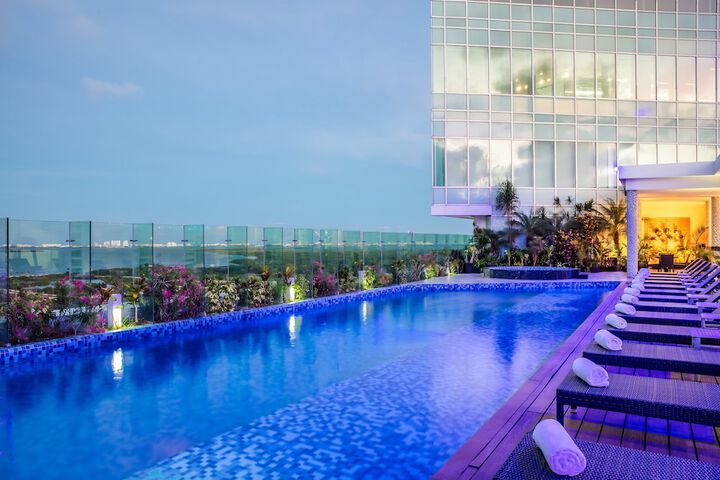Hotel with Pool