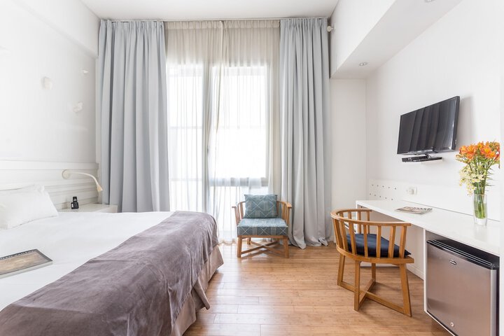 Room 33 of 181