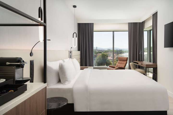 Room 25 of 166