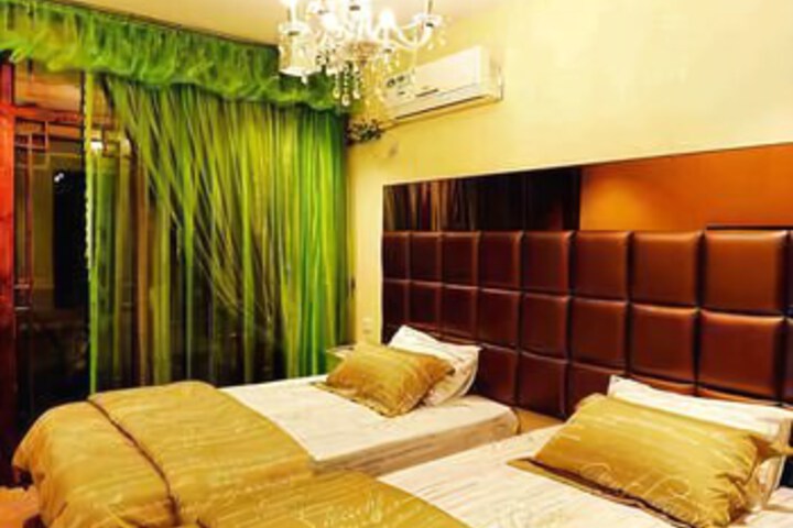 Room 4 of 8