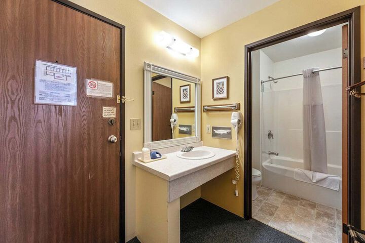 Standard Double Room (3 of 3)