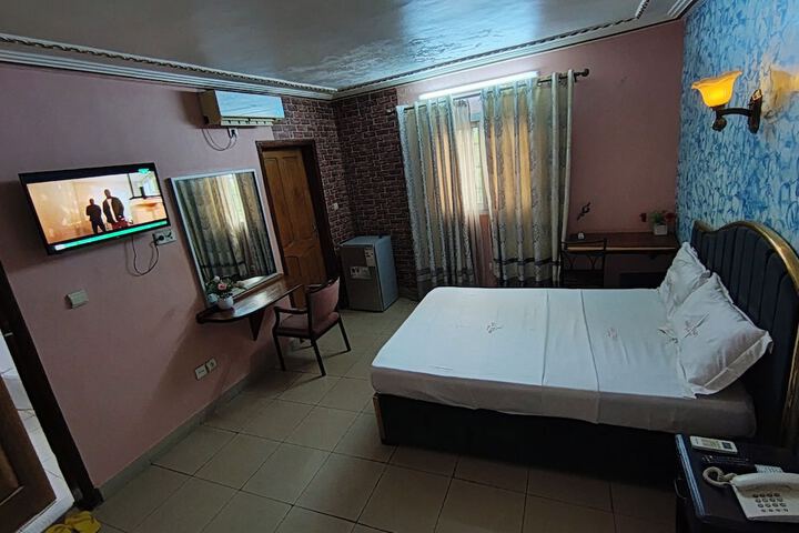 Room 16 of 99