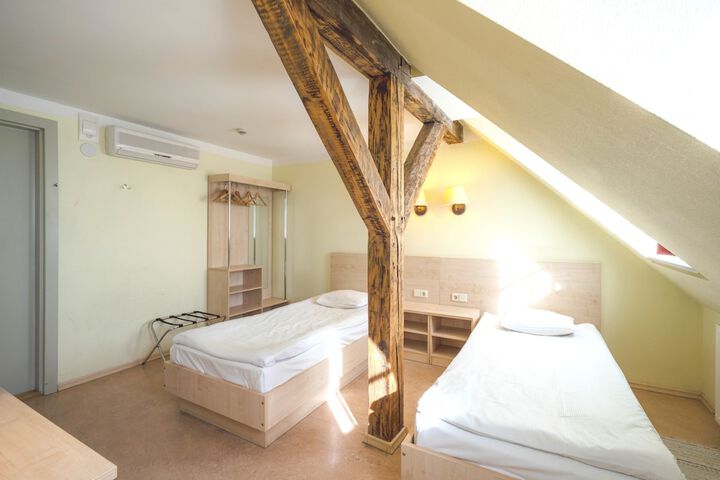 Room 4 of 40