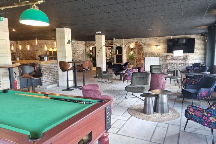 Lounge 43 of 48