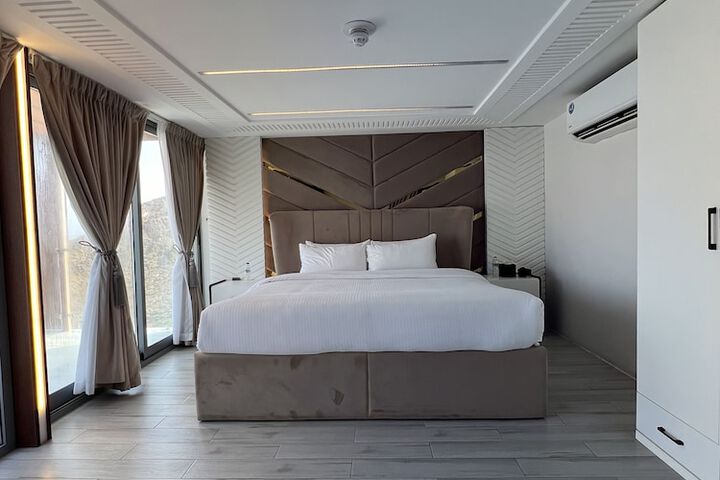 Room 6 of 79
