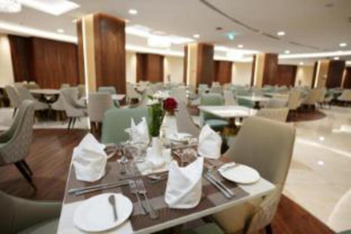 Dining 16 of 18