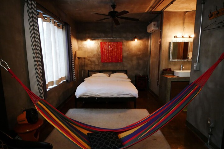 Room 25 of 47