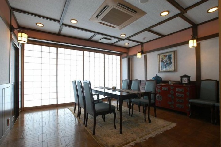 Room 15 of 38