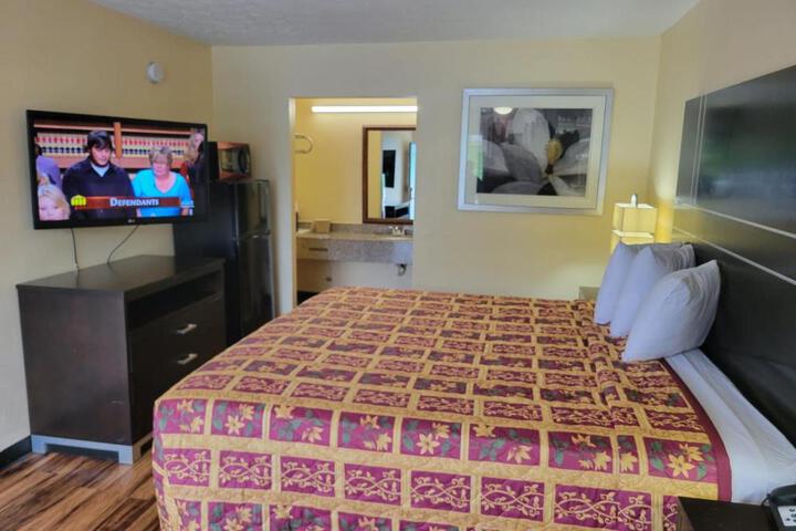 1 King Bed (3 of 8)