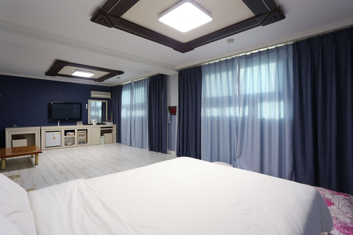 Room 3 of 32