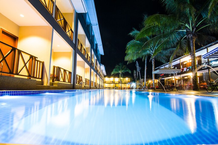 Hotel Pool