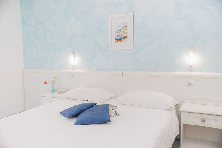 Room 9 of 25