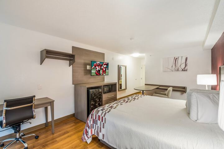 Standard 1 King Bed (4 of 13)