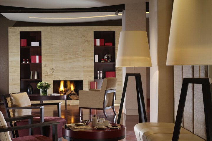 Lounge 23 of 24