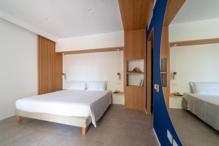 Room 27 of 84