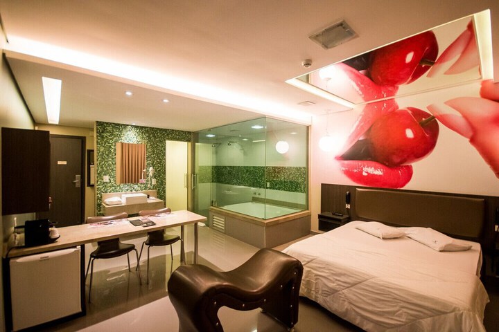 Room 9 of 42